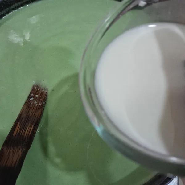 Tuangkan larutan pengental dan masak hingga adonan es mengental, matikan kompor. Aduk-aduk hingga uap panasnya hilang. Lalu saring untuk mendapatkan hasil adonan es mambo yang halus.