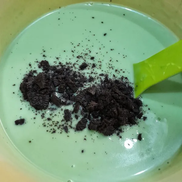 Masukkan biskuit coklat berkrim, ketika memasukkan biskuit pastikan adonan es benar-benar sudah tidak panas lagi agar biskuitnya tidak hancur jadi nanti tekstur biskuitnya masih ada.