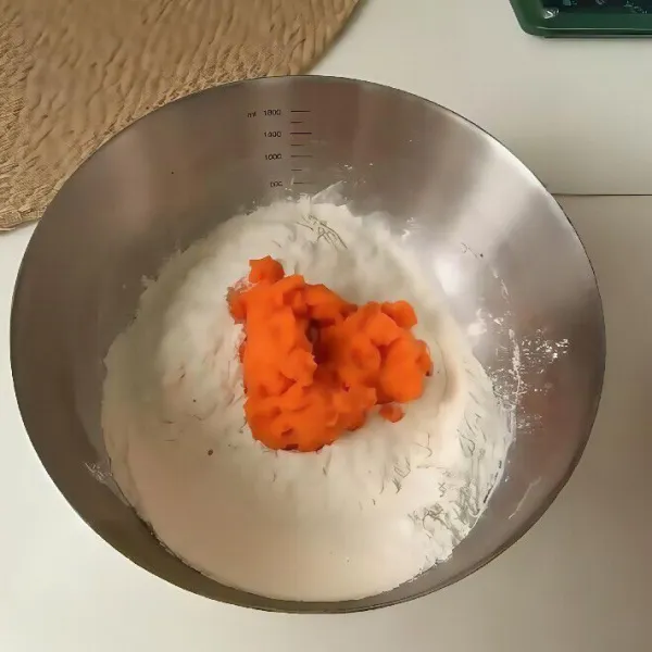 Campurkan halusan wortel dengan tepung terigu protein sedang, ragi instan, garam, dan gula pasir. Uleni hingga membentuk adonan. Tambahkan minyak sayur, lalu uleni kembali sampai kalis.