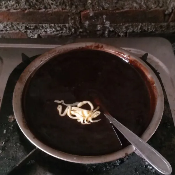 Tambahkan butter margarin. Aduk.