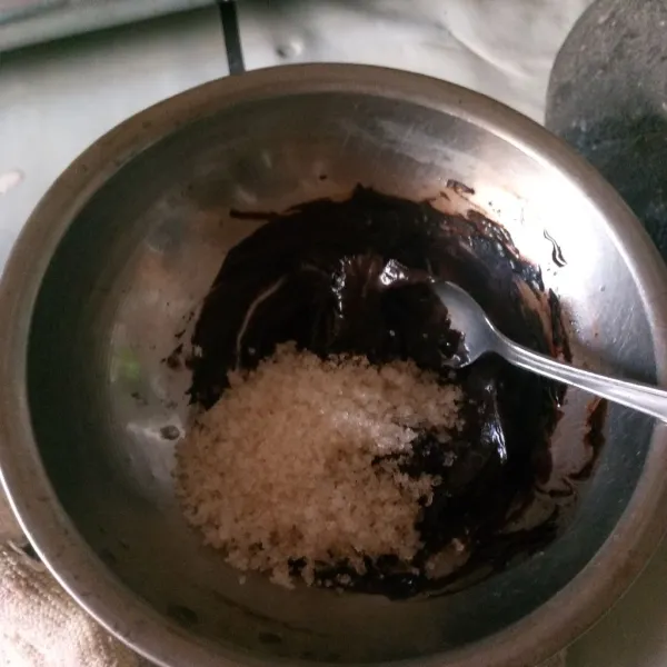 Lelehkan coklat, lalu tambahkan gula pasir dan garam, aduk.