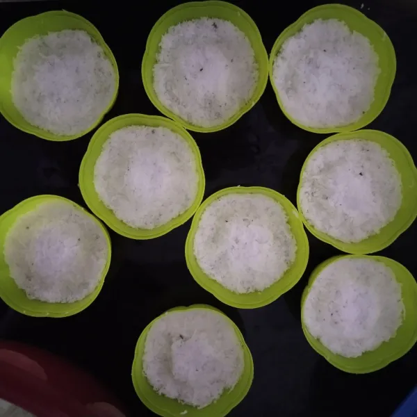 Masukkan ke dalam cetakan ⅓ saja, tekan hingga padat.