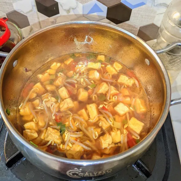 Aduk cepat agar tauge tetap segar dan tidak layu. Koreksi rasa, angkat, dan sajikan hangat.