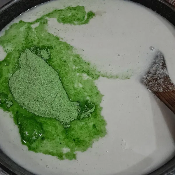 Tuangkan santan kelapa kental, santan kelapa encer, minuman serbuk rasa matcha, garam halus, aduk rata dan masak dengan api sedang hingga gula larut sambil terus diaduk-aduk agar tidak pecah santan.