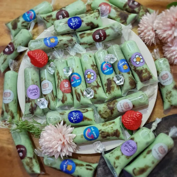 Jika suka boleh mengoleskan glaze donat rasa cokelat di dalam plastik es. Tuangkan es mambo kedalam plastik, disini berat es mambo yang aku bikin 48 gr perbungkus. Bekukan es lilin di freezer dengan suhu menengah agar tekstur es mambonya lembut, halus tidak mengkristal dan sajikan.