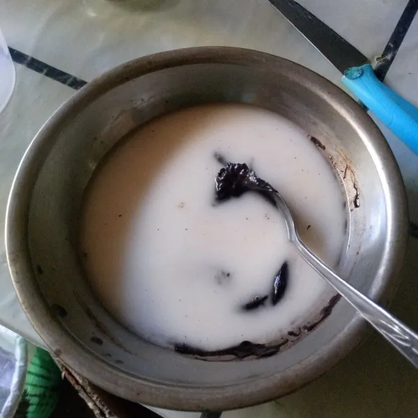 Campurkan ke lelehan coklat tambahkan sisa air.