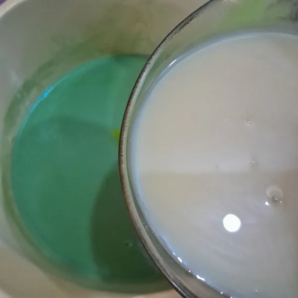Tuangkan susu kental manis putih, aduk rata.