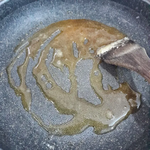 Lelehkan gula pasir dengan api sedang cenderung kecil hingga warnanya berubah menjadi karamel.