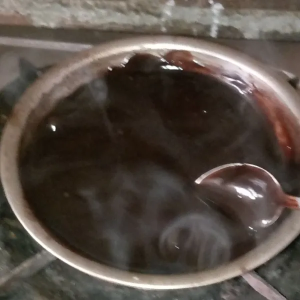 Masak dengan api kecil sambil diaduk sampai mengental.