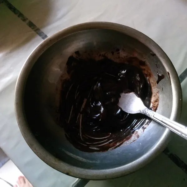 Lelehkan coklat dengan satu sendok air.