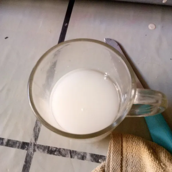 Larutkan tepung maizena dengan sedikit air.