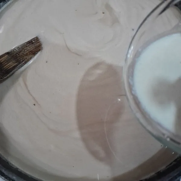 Tuangkan larutan pengental dan masak hingga adonan es mengental, matikan kompor. Aduk-aduk hingga uap panasnya hilang. Lalu saring untuk mendapatkan hasil adonan es mambo yang halus.