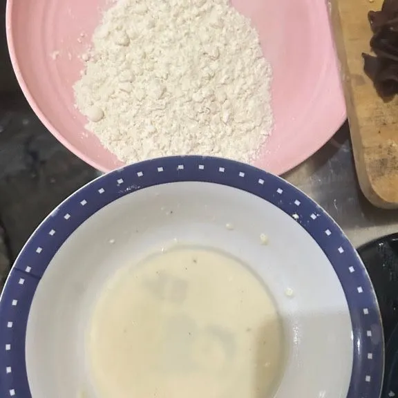 Setelah 1 jam, buat adonan tepung basah dengan mencampur tepung terigu, penyedap, lada bubuk, garam, dan air. Untuk adonan tepung kering, gunakan bahan yang sama tetapi tanpa air.