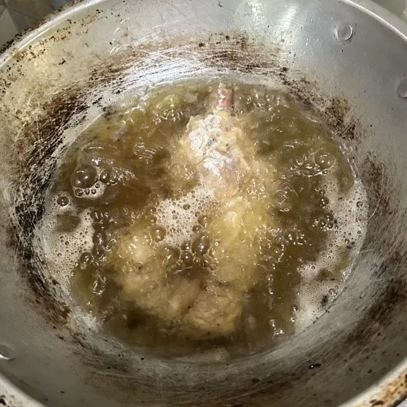 goreng ayam sampai matang.