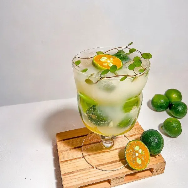 Tambahkan madu, lalu aduk hingga rata.