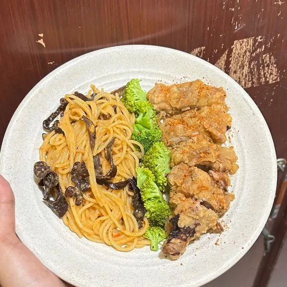 shrimp pasta crispy chicken siap disajikan.
