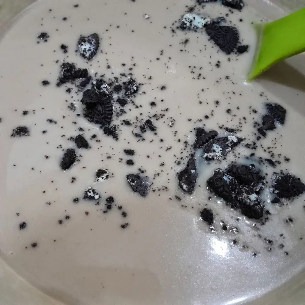 Masukkan biskuit coklat berkrim ketika memasukkan biskuit pastikan adonan es benar-benar sudah tidak panas lagi agar biskuitnya tidak hancur jadi nanti tekstur biskuitnya masih ada.
