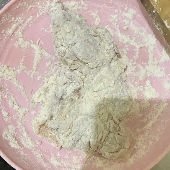 masukkan ayam ke tepung kering dulu, lalu celupkan ke tepung basah dan masukkan lagi ke tepung kering.
