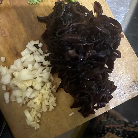 potong kecil kecil bawang putih dan bawang bombay, potong juga jamur kuping.