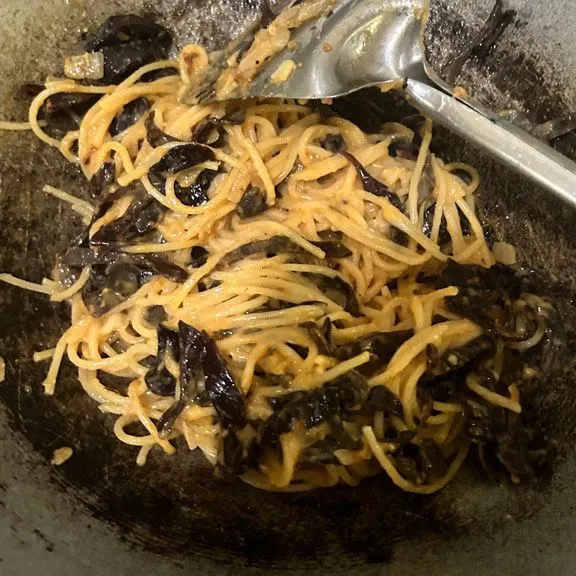 masukkan saus yang dibuat tadi dan pasta yang telah direbus, aduk hingga merata dan tercampur semua.