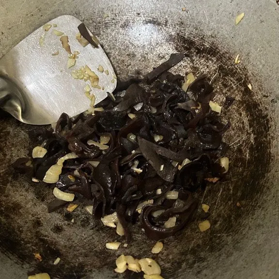 tumis bawang putih dan bawang bombay bersama margarin sampai harum dan layu, lalu masukkan jamur kuping aduk lagi dan tunggu sampai jamur kuping agak layu.