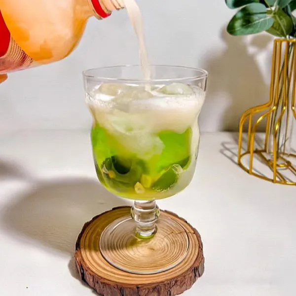 Tuangkan soda yogurt ke dalam gelas.