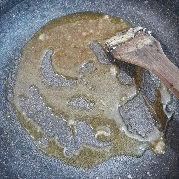 Lelehkan gula pasir dengan api sedang cenderung kecil hingga warnanya berubah menjadi karamel.