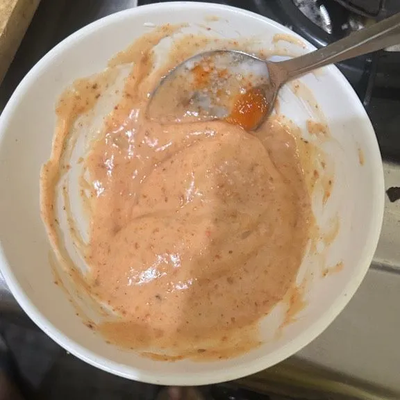 untuk saus nya masukkan mayonaise, saus pedas, cabe bubuk, bawang putih bubuk, lada bubuk, penyedap, gula, dan garam. Aduk hingga rata lalu sisihkan terlebih dahulu.