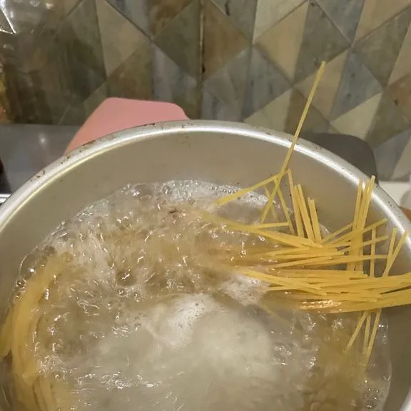 rebus pasta di air mendidih sampai empuk.