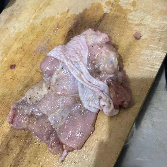 potong, lalu pipihkan ayam, marinasi menggunakan bawang putih bubuk dan lada bubuk, diamkan hingga 1 jam.