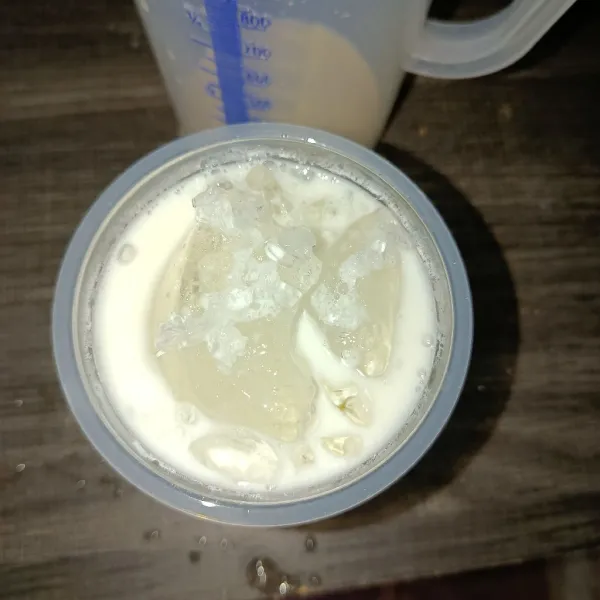 Tuang susu cair.