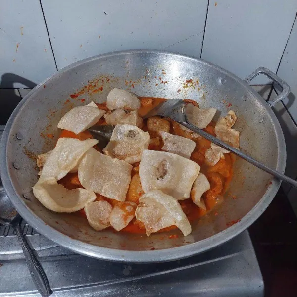 Tambahkan air secukupnya, lalu masukkan kerupuk kulit sapi.