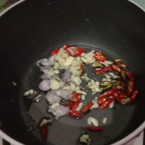 Tumis bumbu hingga benar-benar matang.