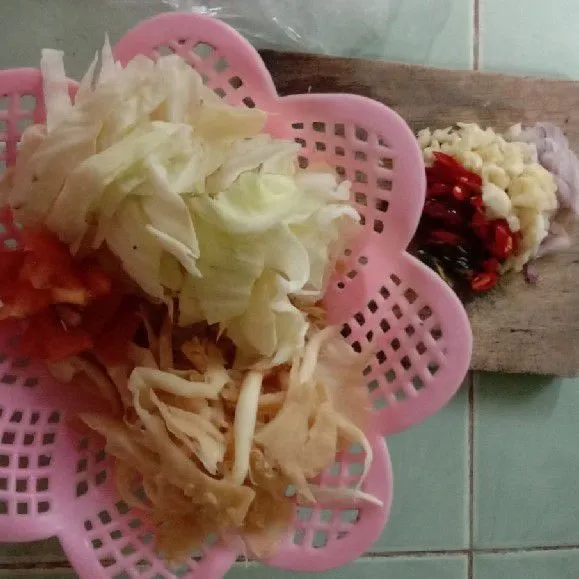 Iris semua bahan dan bumbu, sesuai selera.