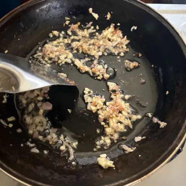 Cincang 1 siung bawang putih dan 1 siung bawang merah, lalu tumis dengan minyak wijen sampai harum dan berubah warna menjadi kecoklatan. Pisahkan menjadi 2 bagian untuk saus dan campuran nasi.