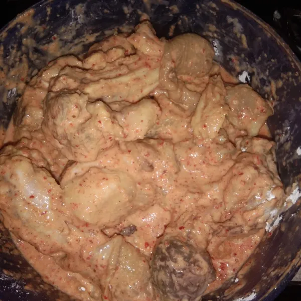 Haluskan bawang merah, bawang putih, dan cabe. Campurkan semua bahan, lalu aduk rata dan marinasi minimal selama 3 jam.