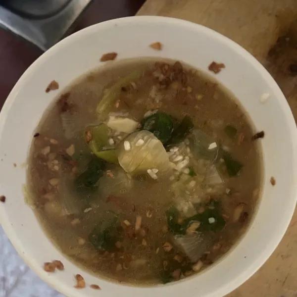 Jika semua sudah matang, cuci beras hingga bersih, lalu tuangkan air kaldu dan bahan-bahan yang telah dimasak sebelumnya, namun sisihkan air kaldu sedikit untuk saus. Tambahkan juga sebagian bawang putih dan merah yang telah ditumis.