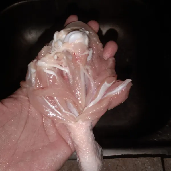 Cuci bersih ayam dan belah membentuk kipas.