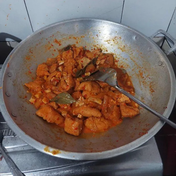 Aduk hingga kerupuk tercampur rata, lalu masak hingga air menyusut dan jangan lupa untuk koreksi rasa.