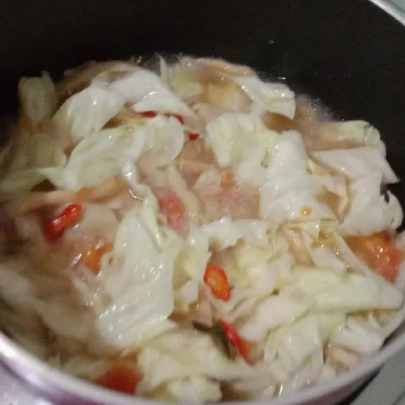 Masukkan kubis, saus tiram, dan garam secukupnya. Aduk rata kembali.