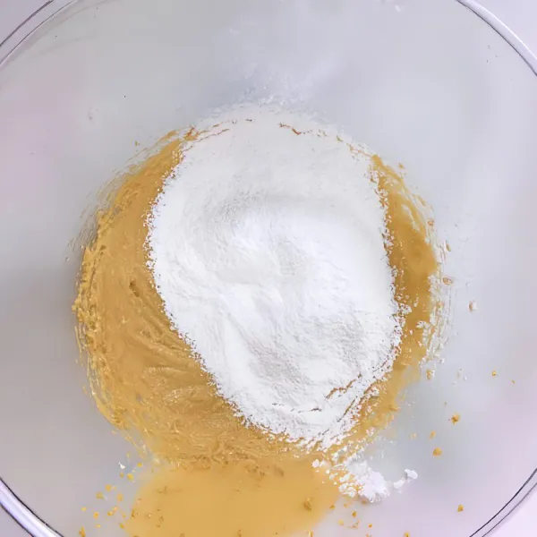 Masukkan tepung terigu rendah protein secara bertahap, lalu aduk perlahan hingga tercampur rata.