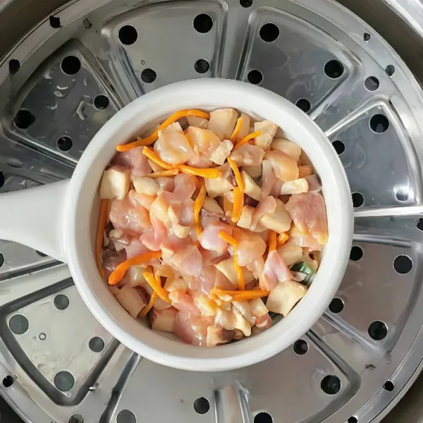 Kukus di dalam panci kukusan selama 18 menit hingga matang.