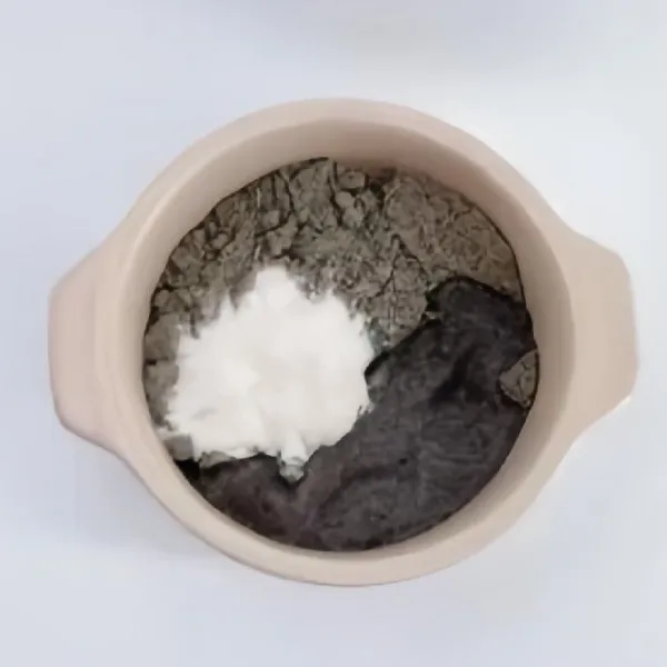 Campurkan bubuk wijen hitam, tepung ketan biru, gula pasir, dan air hangat. Aduk hingga menjadi adonan lembut.