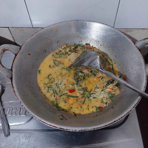Masukan sayur pakis, lalu tambahkan garam, gula pasir, dan kaldu bubuk secukupnya. Masak hingga matang dan jangan lupa untuk koreksi rasa.