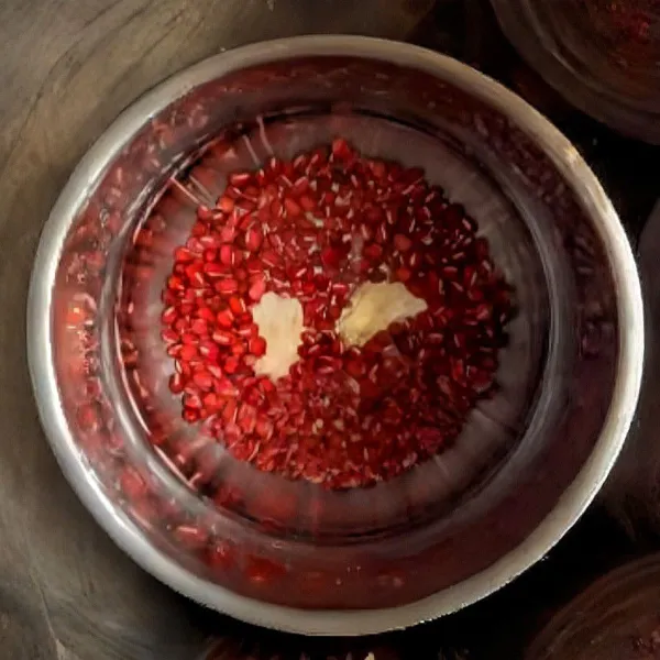 Rendam kacang merah selama 2 jam, lalu rebus dengan air dan gula batu menggunakan panci tekan selama kurang lebih 15 menit, hingga kacang empuk.