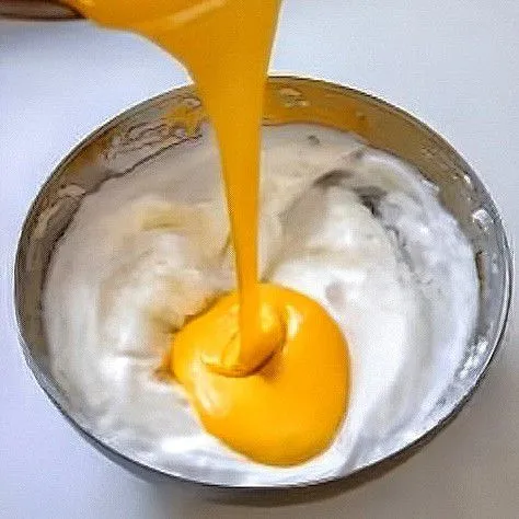 Tuangkan kembali ke sisa putih telur, aduk kembali hingga tercampur rata. Tuangkan adonan ke dalam loyang dari ketinggian agar tidak banyak gelembung. Ratakan.