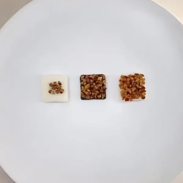 Ambil satu lembar adonan putih dan satu lembar adonan hitam, tumpuk dengan isian kurma merah cincang di tengahnya, lalu tutup dengan lapisan adonan lainnya. Tekan perlahan hingga menyatu.