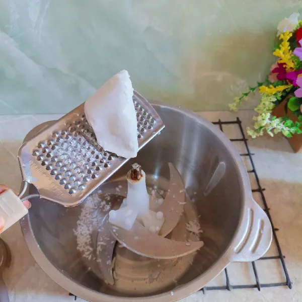 Bekukan santan instan terlebih dahulu, lalu parut santan yang telah beku.