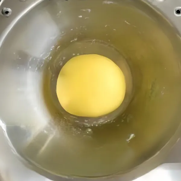 Masukkan mentega cair, lalu uleni kembali hingga adonan halus dan elastis. Diamkan hingga mengembang 2–3 kali lipat.