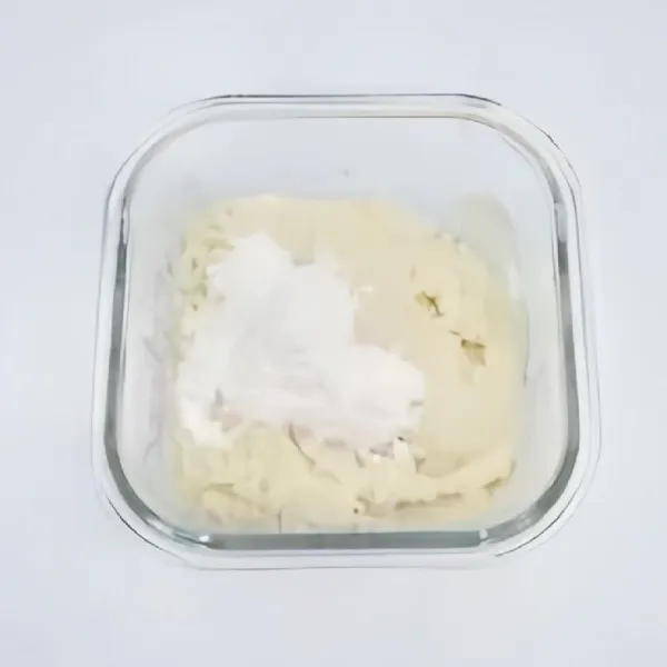Haluskan ubi kukus, lalu campurkan dengan tepung beras hingga merata.